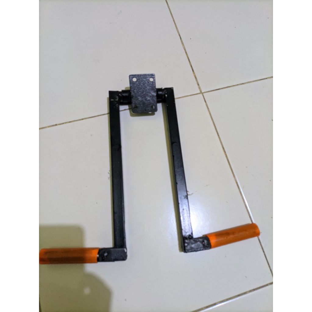 Pijakan kaki jok boncengan motor anak