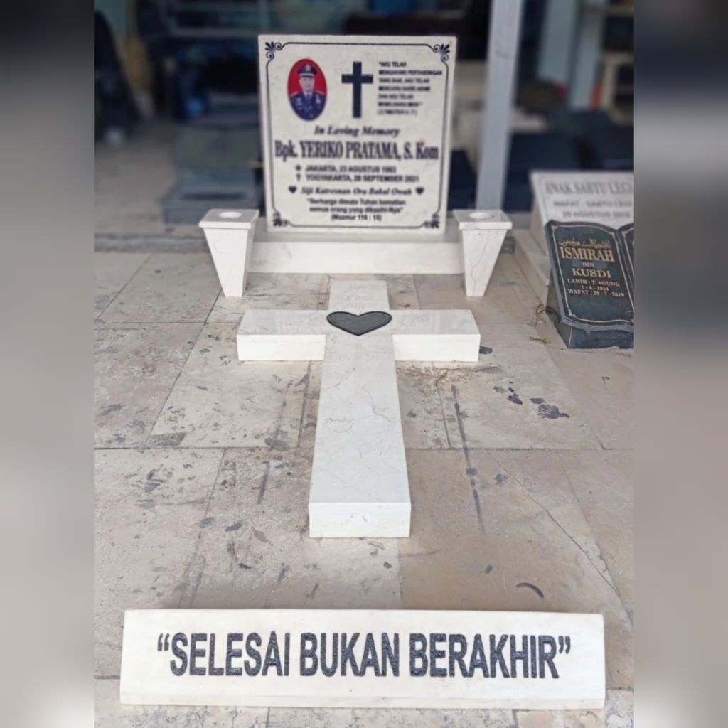 Kijing Makam / Nisan Kristen Marmer Putih Kwalitas terbaik ( nisan nama ukir . salib . 2 vas bunga .