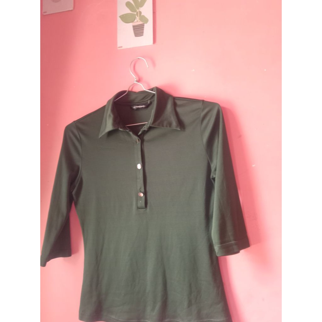 Atasan Polo Hijau Lumut – Blouse Cewek Lengan 3/4 Simple & Elegan