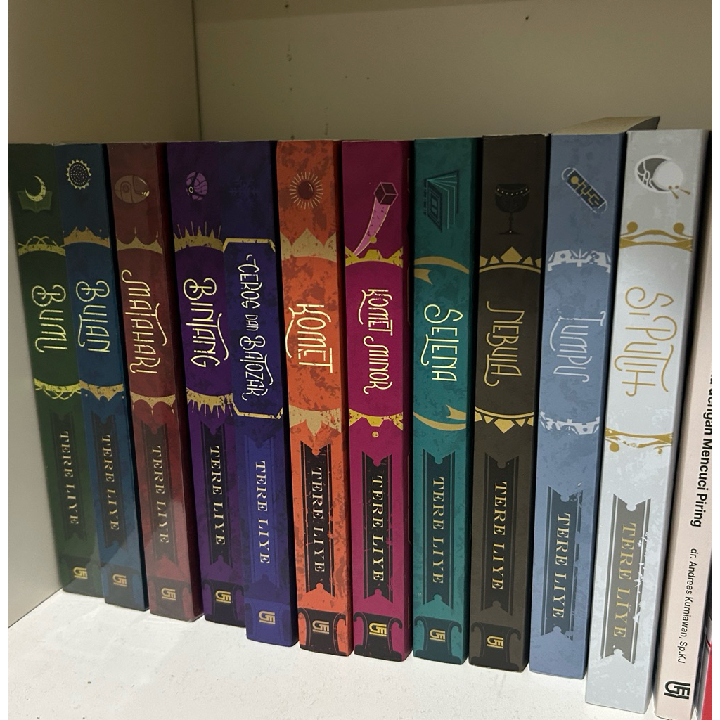 [Preloved] Novel Shatter Me // It Ends With Us