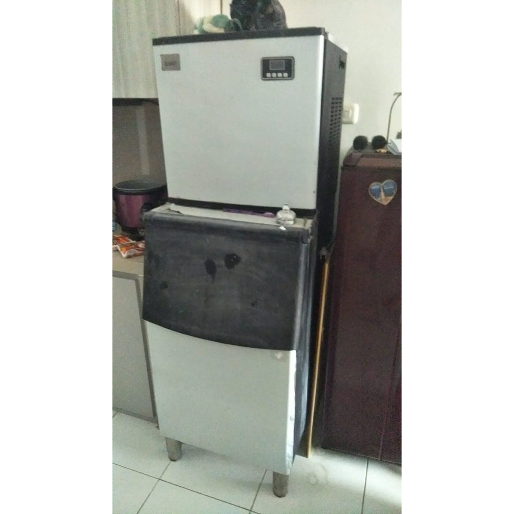 Iceler Mesin Es Batu Commercial Ice Maker 200KG/24JAM