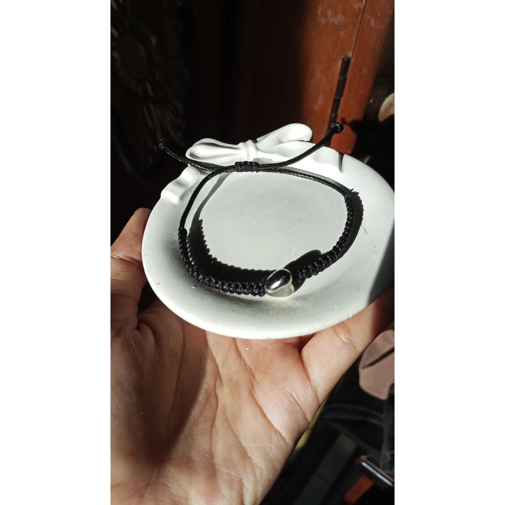 Gelang Serut Love Viral Bebas Custome warna Hitam dengan Hiasan Hati Silver untuk Tampilan Stylish