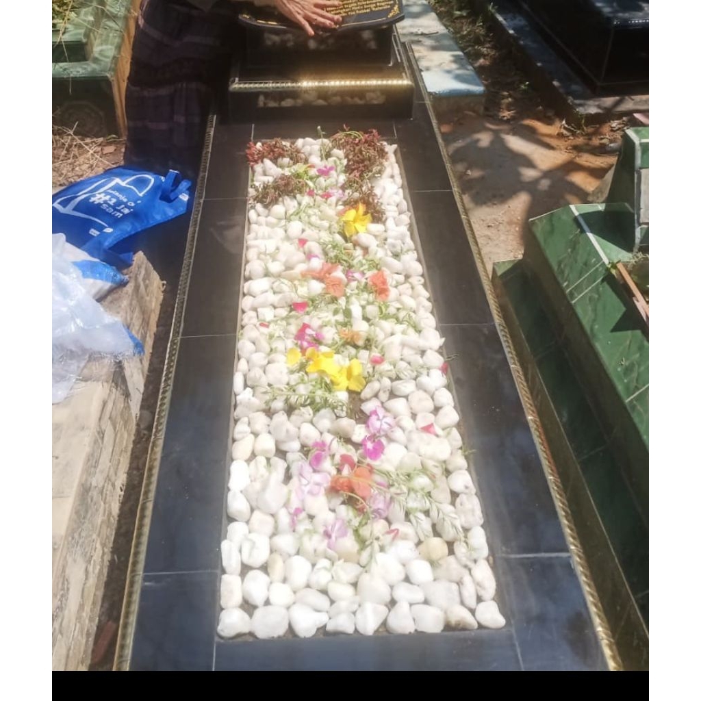Batu putih kristal hias makam