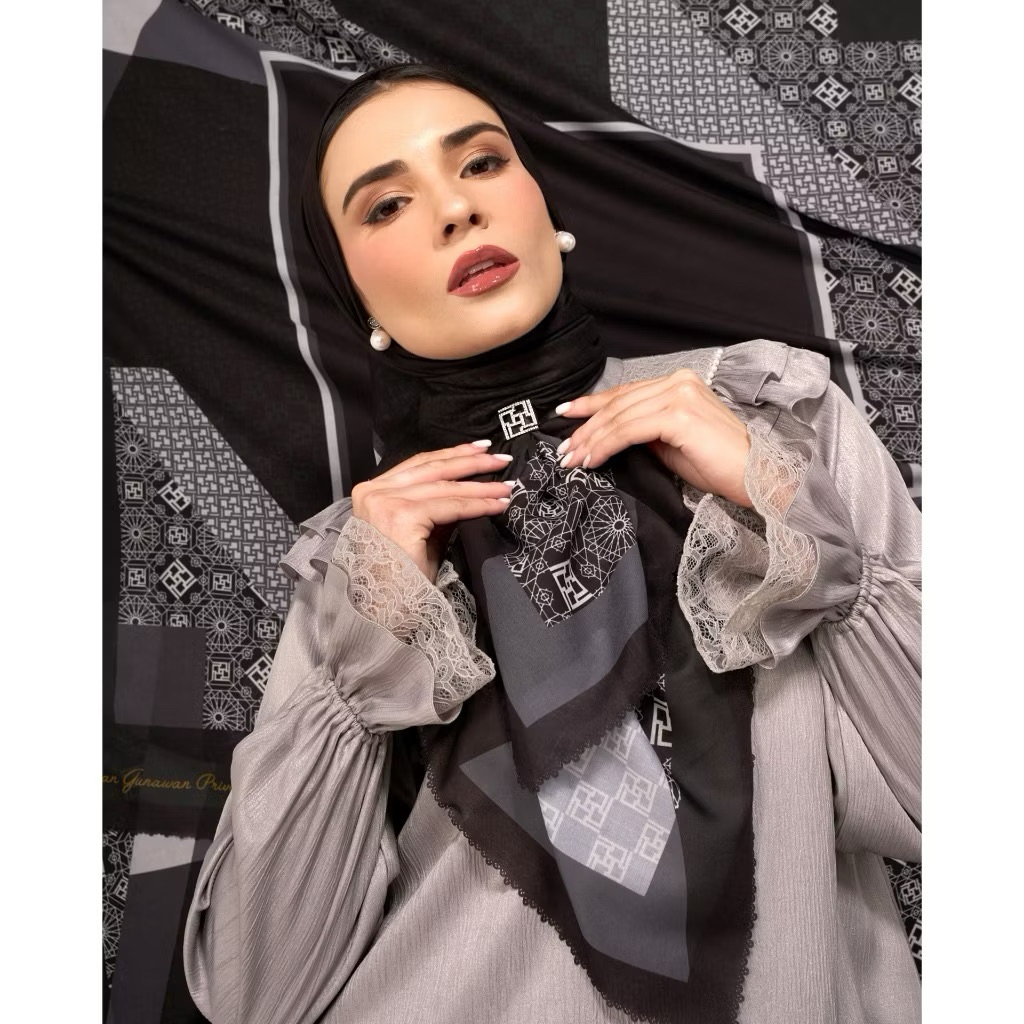 IVAN GUNAWAN PRIVE - Illiana Scarf Hijab Segi Empat Jilbab ORIGINAL By IVAN GUNAWAN