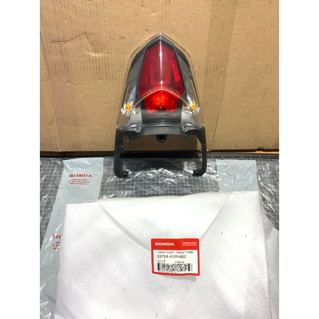 stop lamp lampu belakang assy  revo 100 revo100 lancip jangrik jarum original AHM Honda 3370A-KVR-60