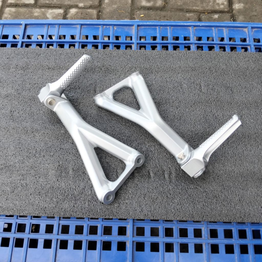POSTEP FOOTSTEP DUCATI PANIGALE V4 POSTEP BELAKANG DUCATI PANIGALE  IMPORT DETILE ORIGINAL
