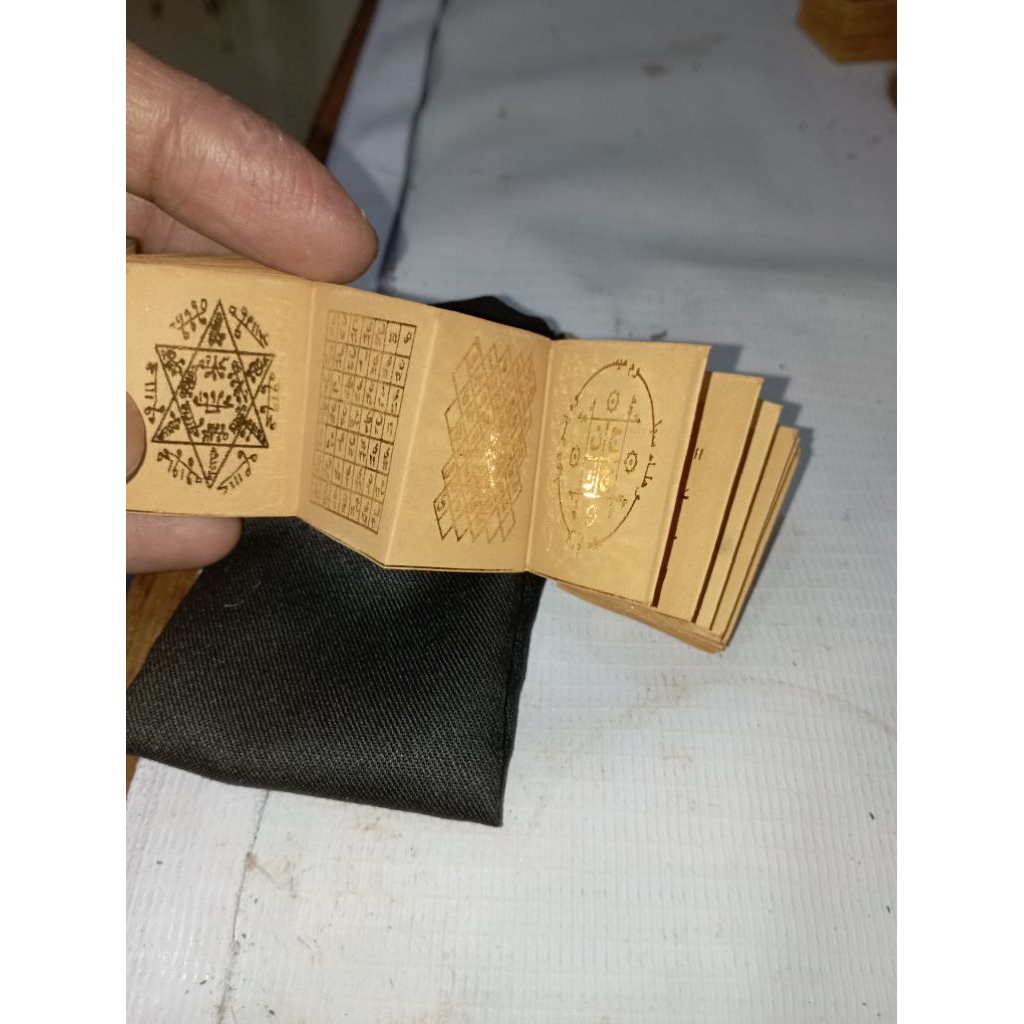 buku kitab Andarun lipatan tinta warna emas wadah kantong  kain