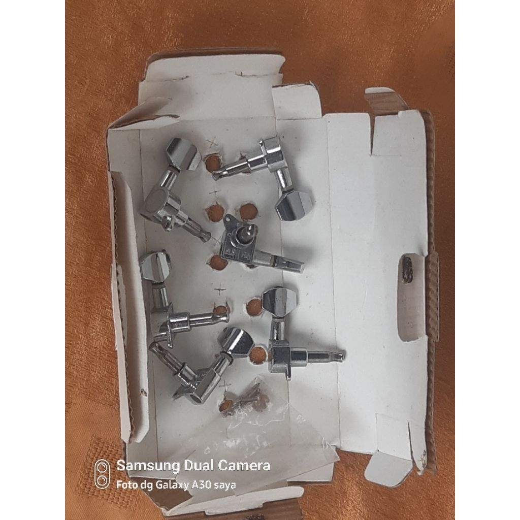 Dryer gitar - tuning machine gitar fender - fender locking tuner, kondisi Baru, abaikan gambar terak