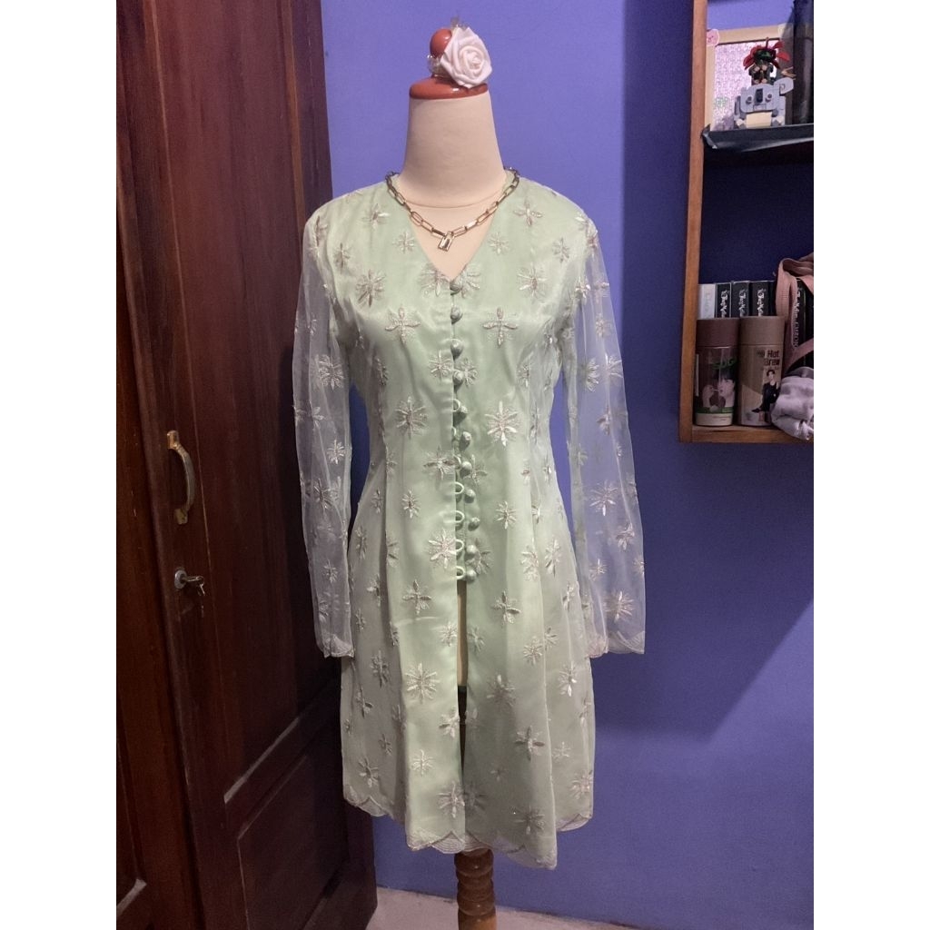 Outer Brokat Hijau Mint Elegan – Kebaya Modern Lengan Panjang Kancing Depan | Atasan Brokat Wanita P