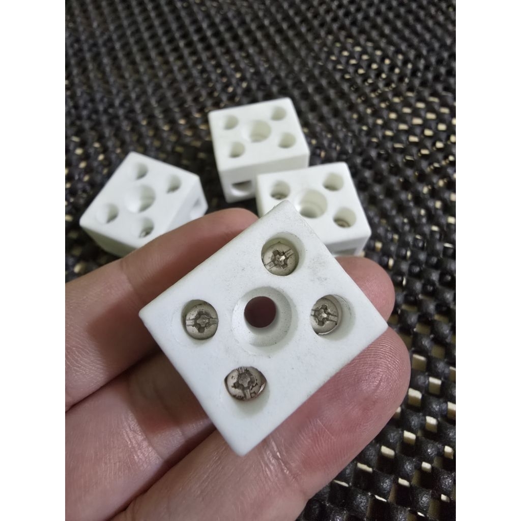 Terminal isolator keramik