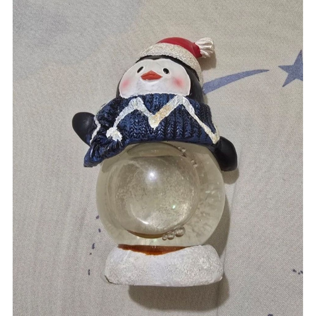 Preloved ACE Hardware Penguin water globe hiasan natal