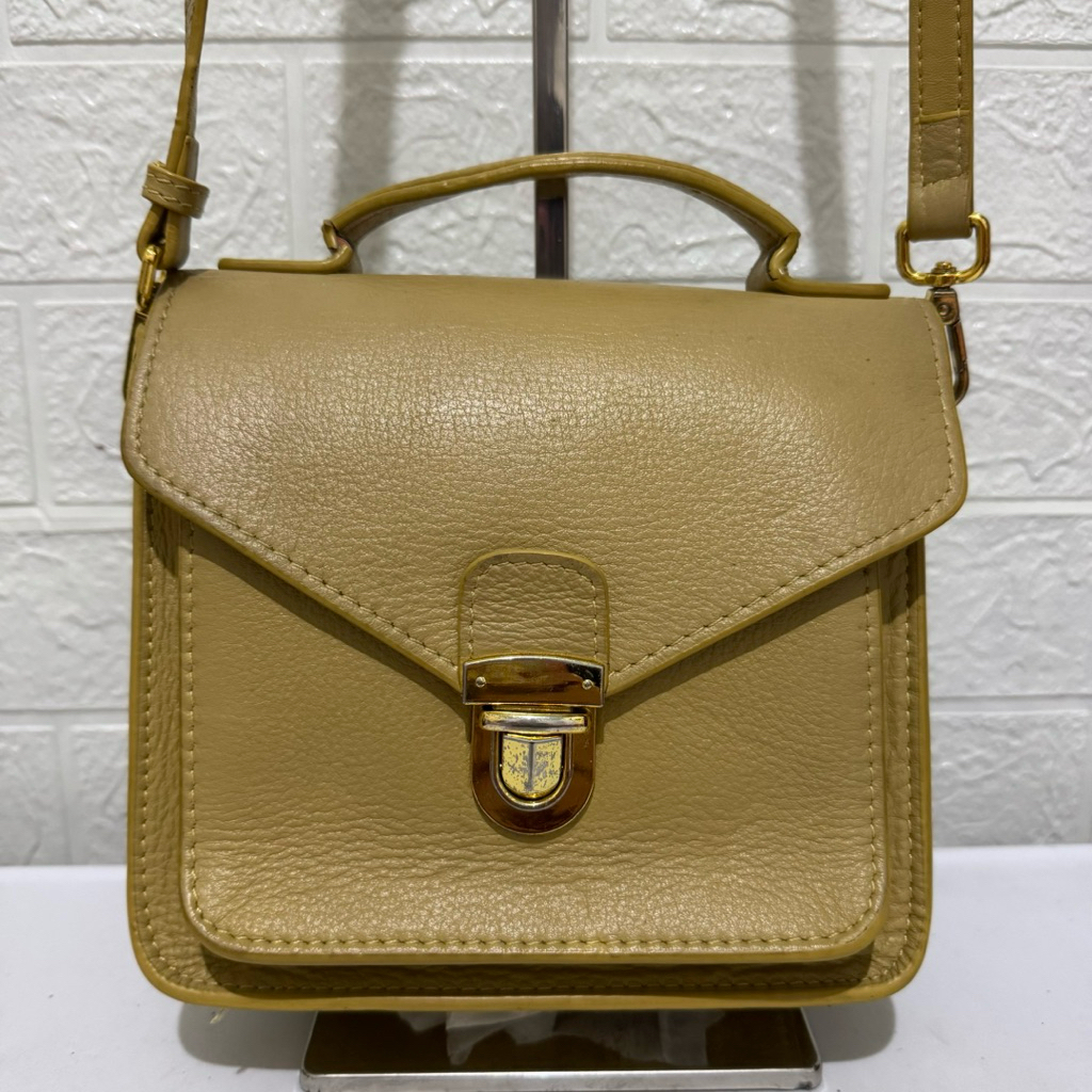tas sling bag kulit asli. tas selempang kulit. tas kream kuning