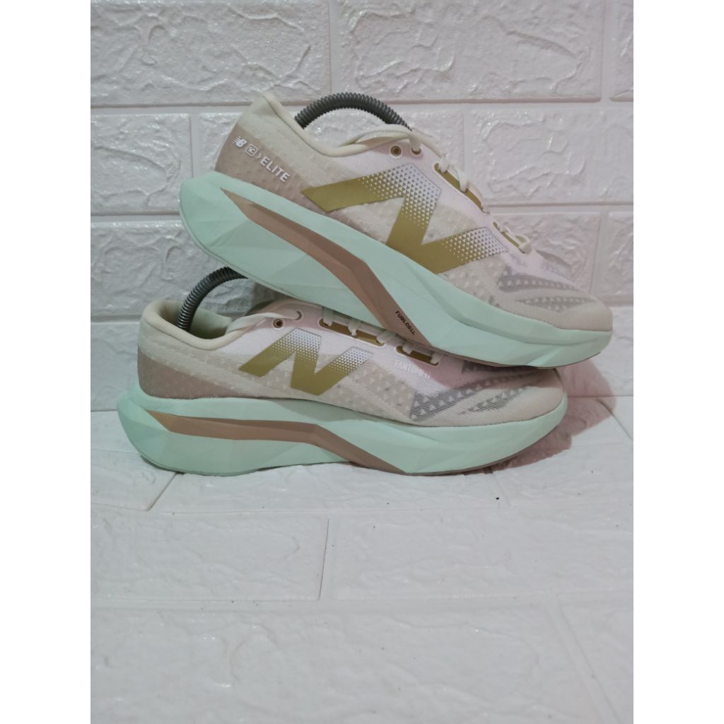 Sepatu Running nb Elite Fuelcell V4 size - 43