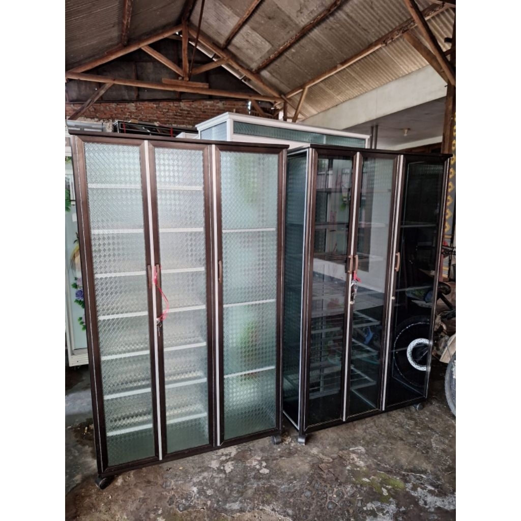 Aneka rak sepatu kaca dan tempat helm/tas