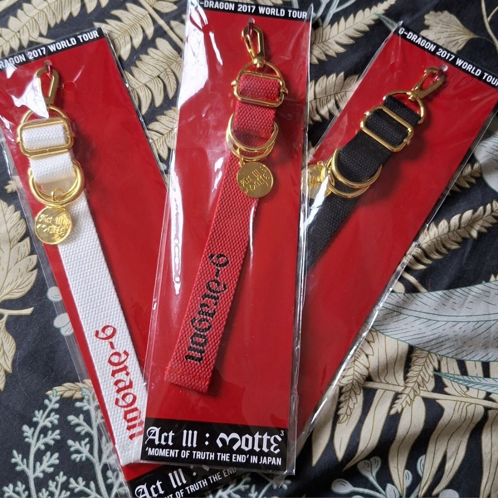 G-dragon motte act iii official merchandise keychain