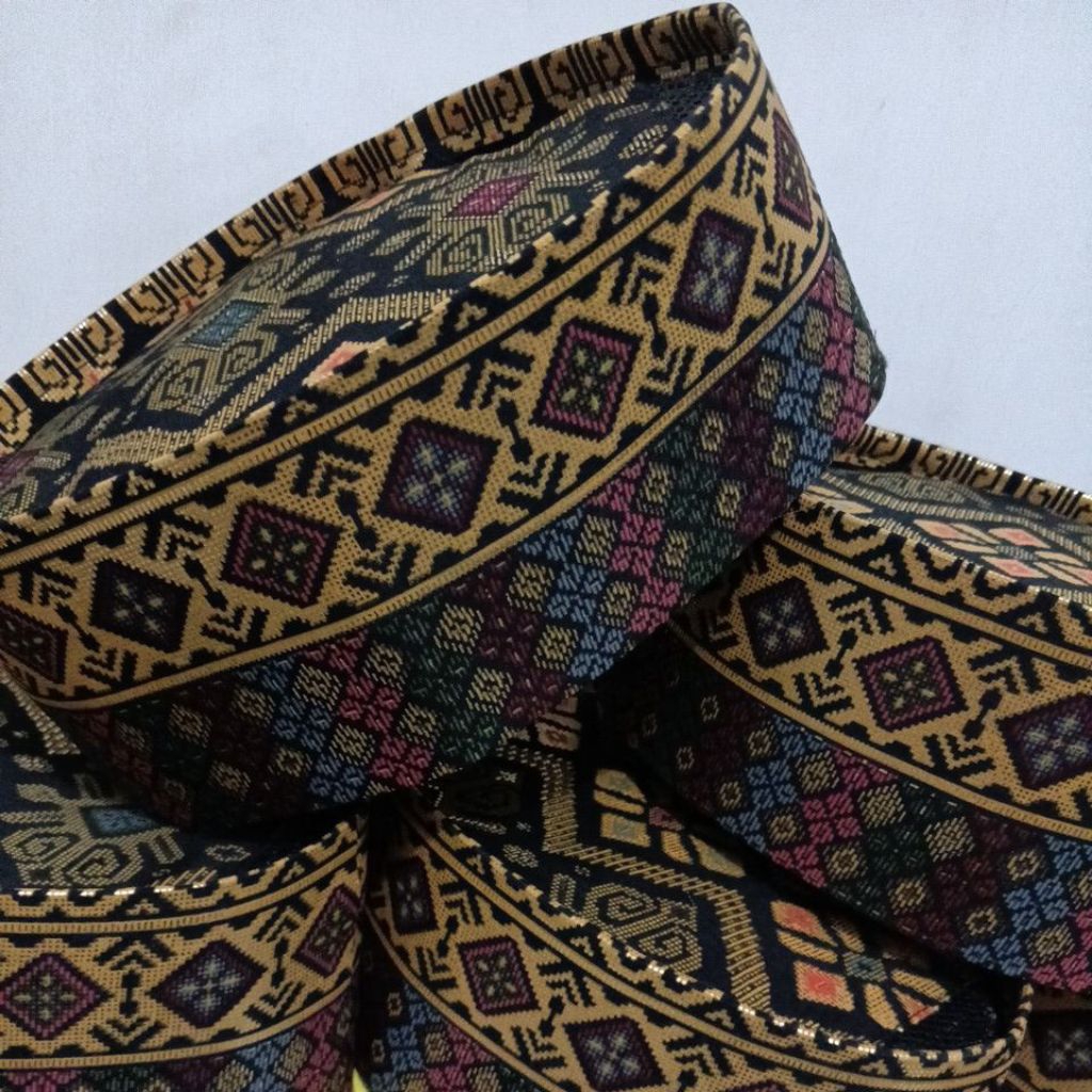 Peci tapis Lampung / peci batik emas / songkok tapis Lampung / kopyah batik sumatera / muli meghanai