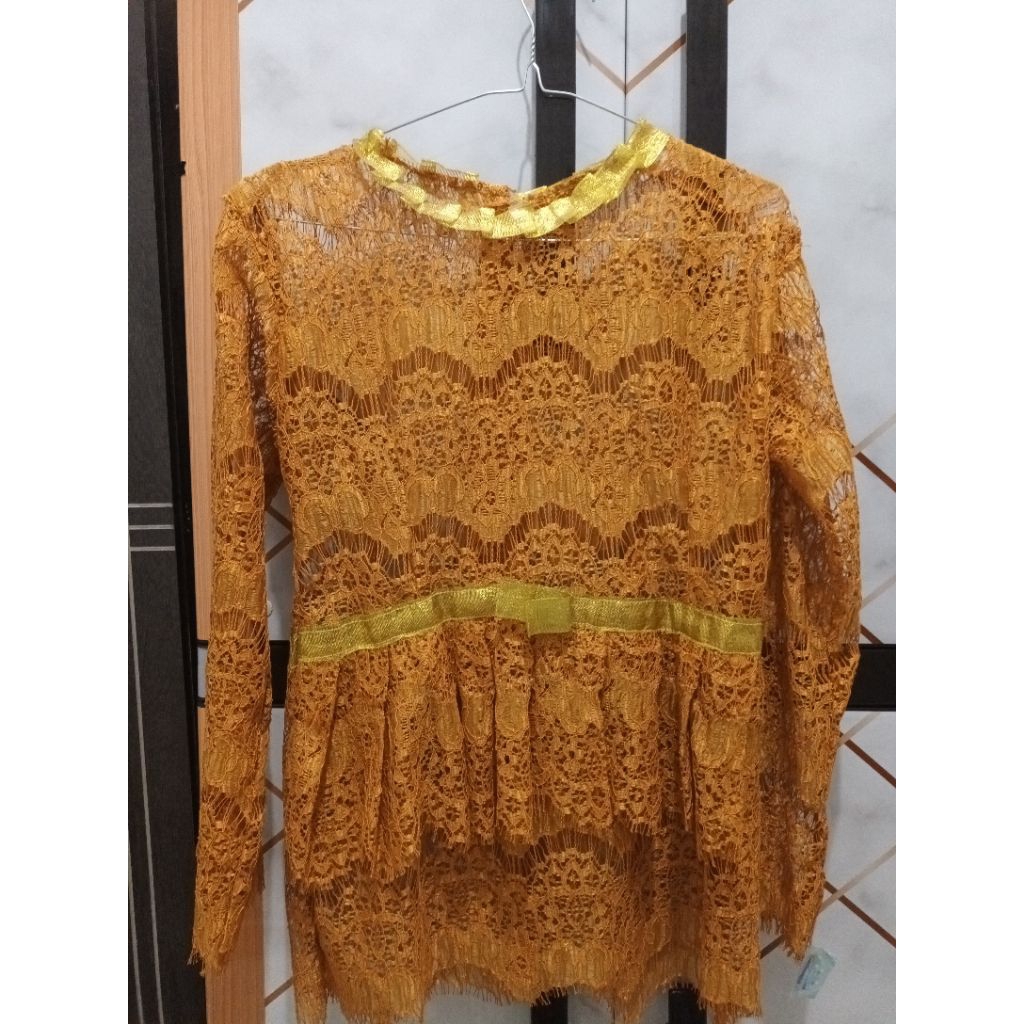 Satu set Kebaya & Rok tali Warna Gold