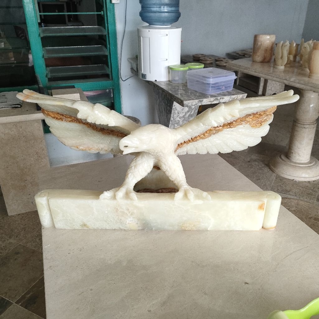Papan nama patung burung rajawali batu onix free ukir nama