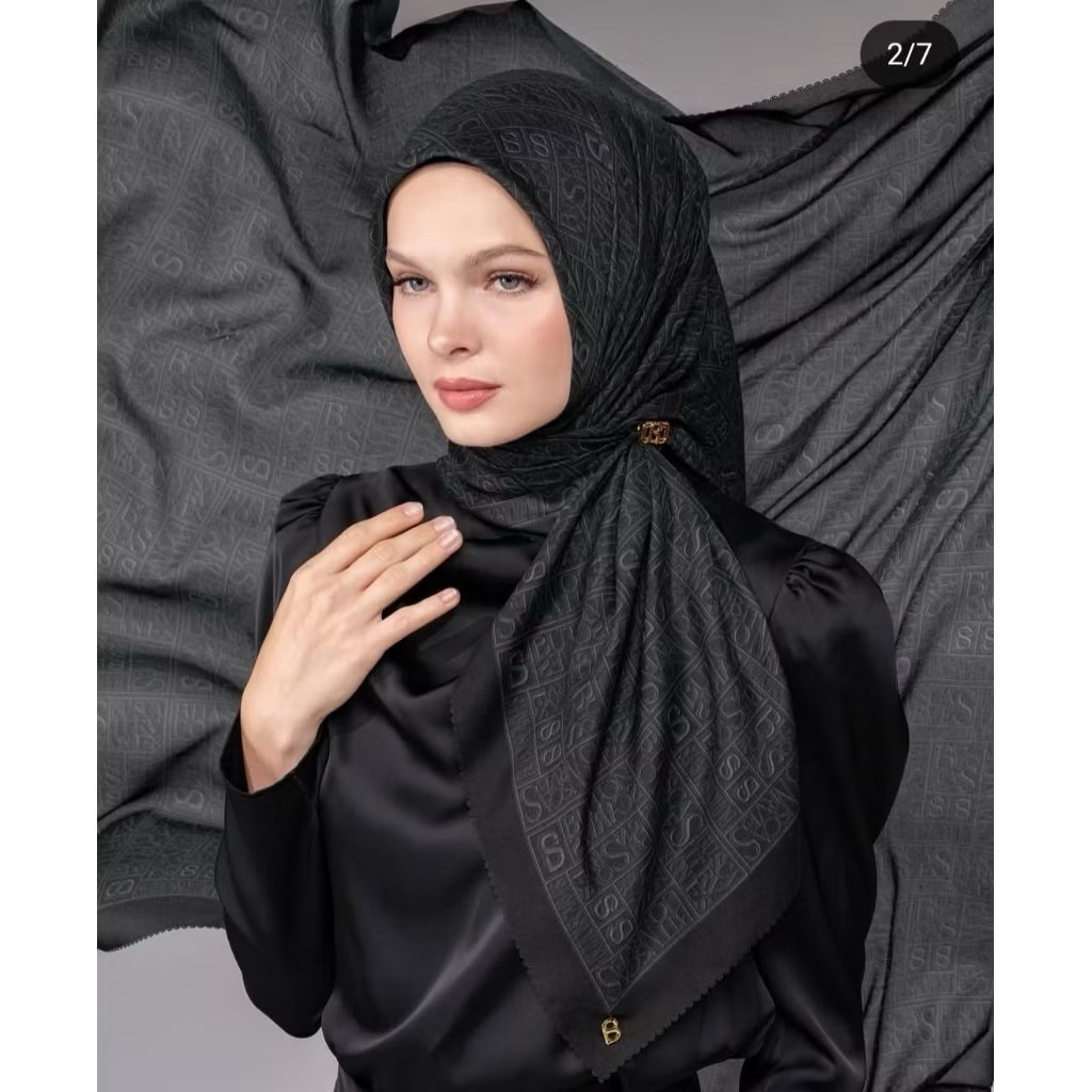 Hijab BUTTONSCARVES hijab segiempat motif Typograf ala Buttonscarves Pin B premium