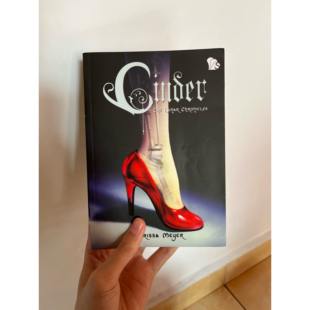 Cinder (The Lunar Chronicles) - Marissa Meyer (versi Indonesia)