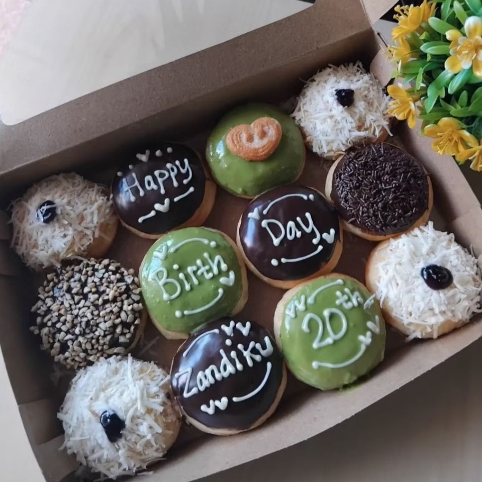 Donat ultah coklat mix  greentea(bisa request tulisan dan toping)