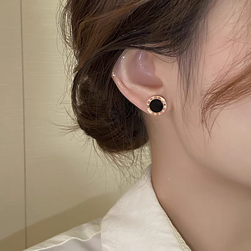 Anting Romawi Titanium Wanita Anti Karat Tidak Luntur Anting Bulat Hitam Kekinian Anting Stud / Tusu