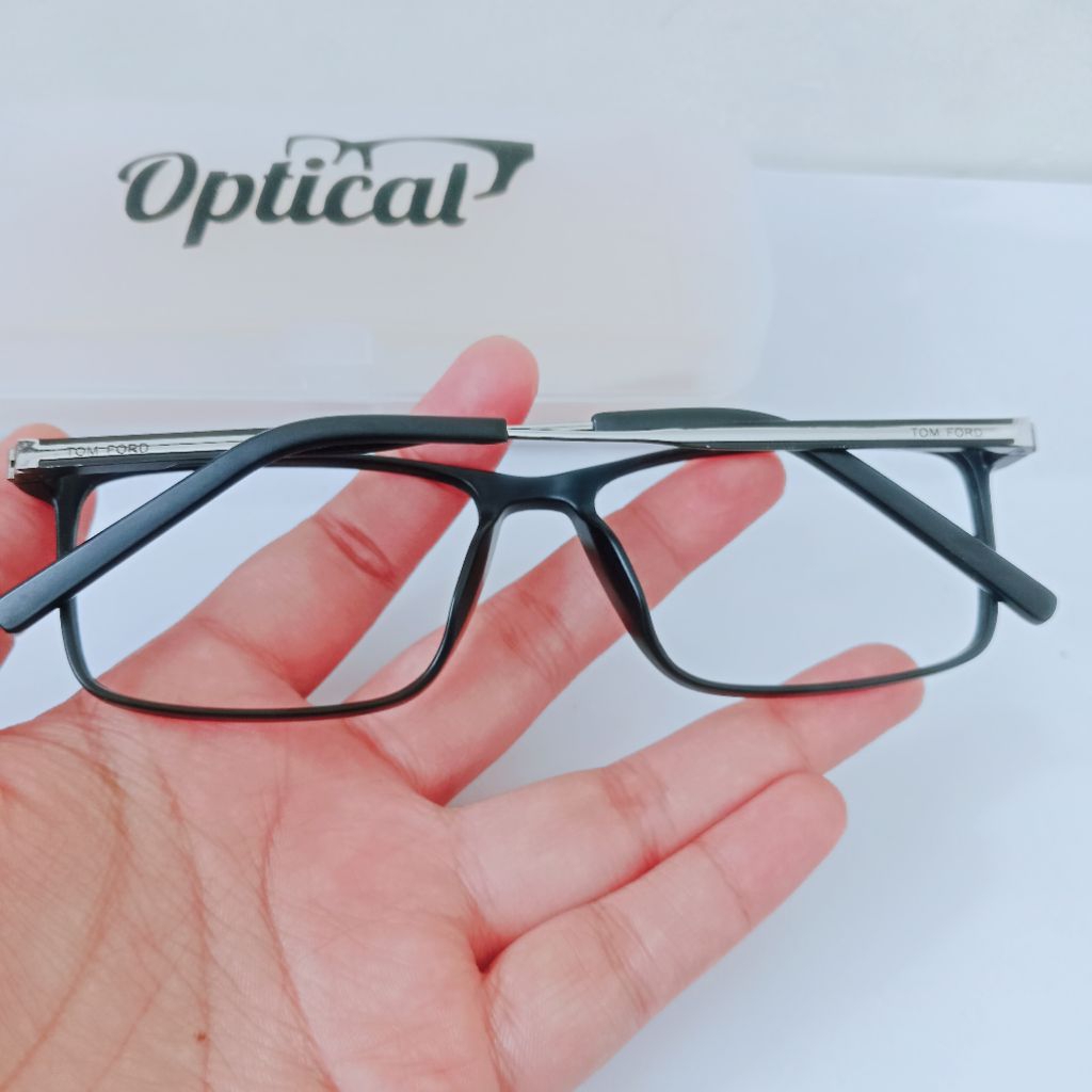 kacamata blushing frame ringan dan kokoh, material besi dan plastik