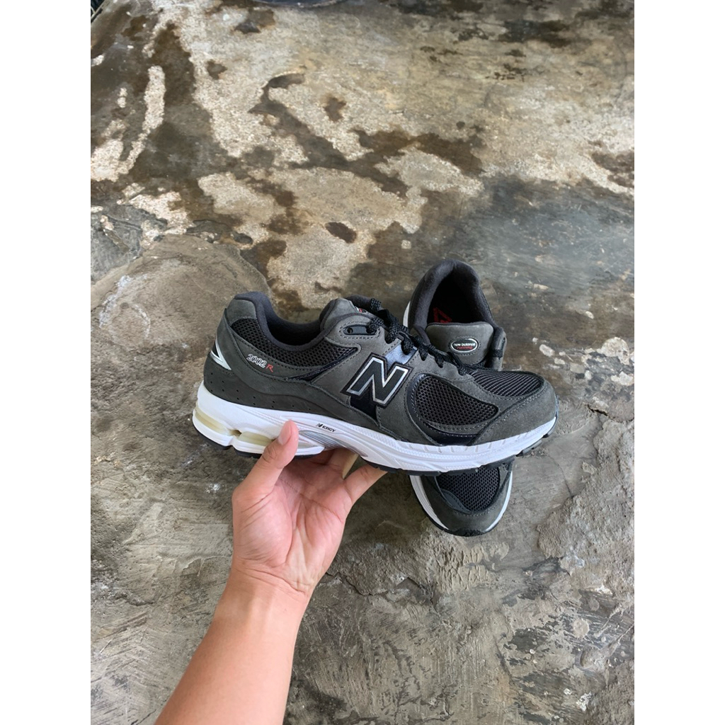 NEW BALANCE 2002R