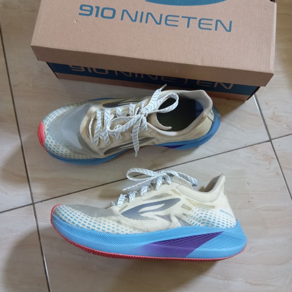 Sepatu Running 910 Second