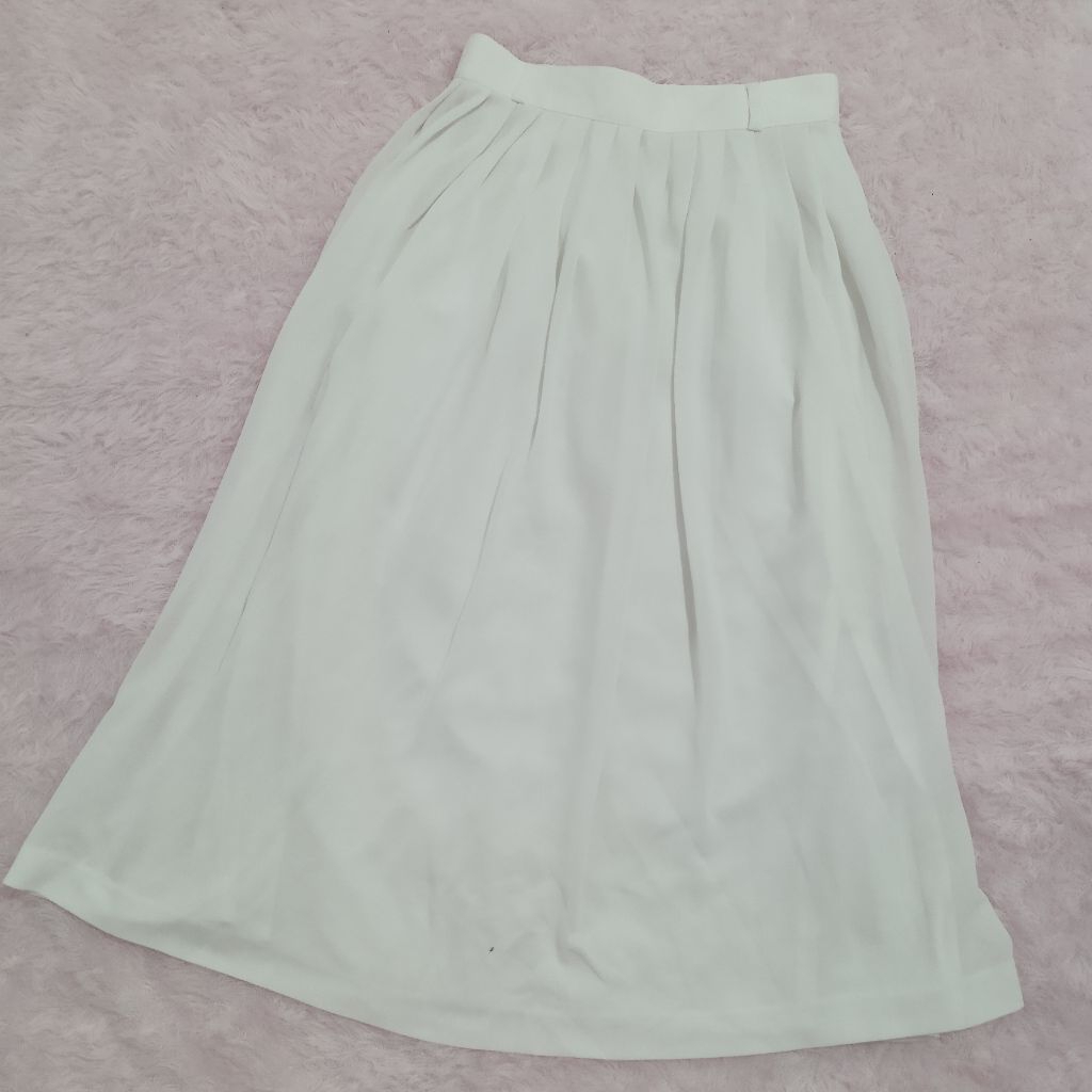 rok putih dibawah lutut