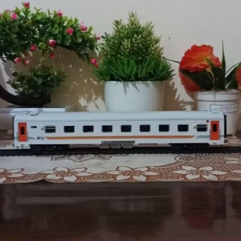 miniatur kereta api indonesia kereta bisnis kaca jarang skala 76