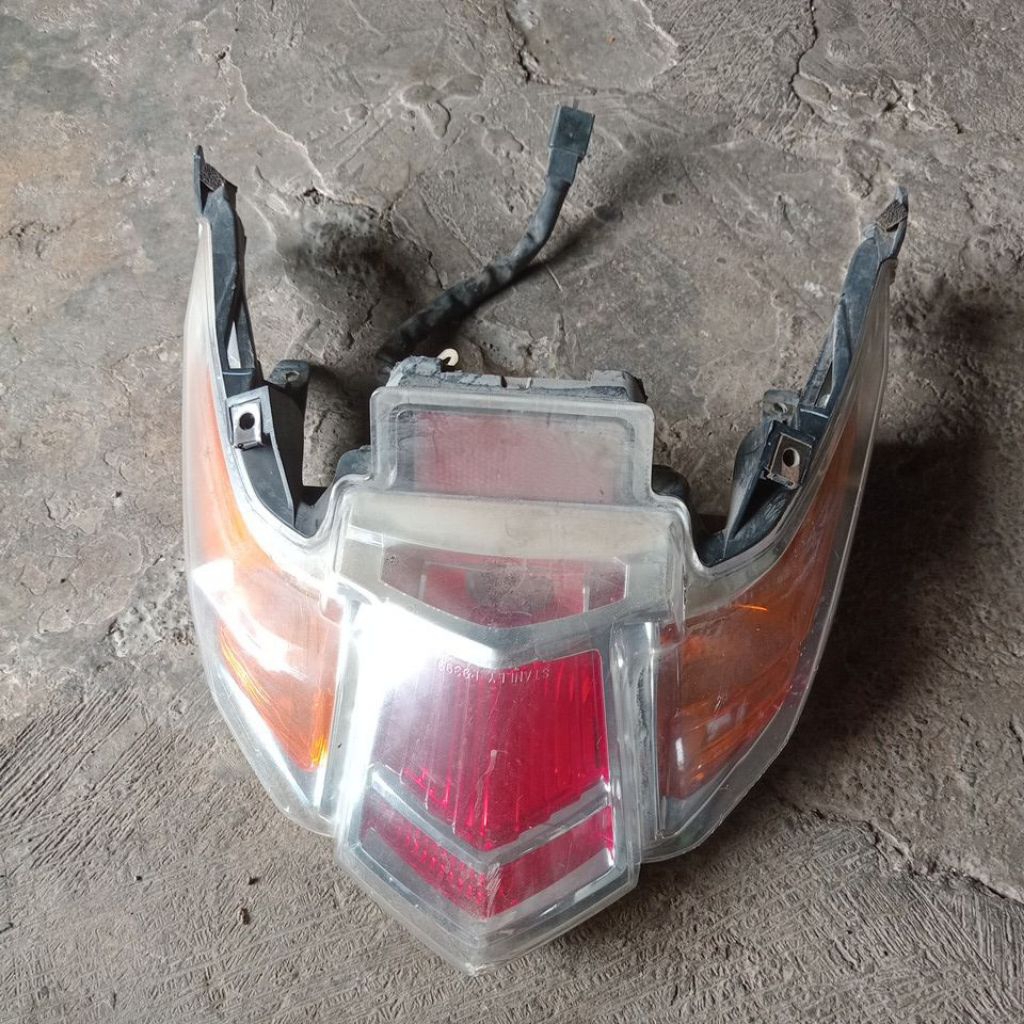 stopan lampu belakang yamaha xeon karbu