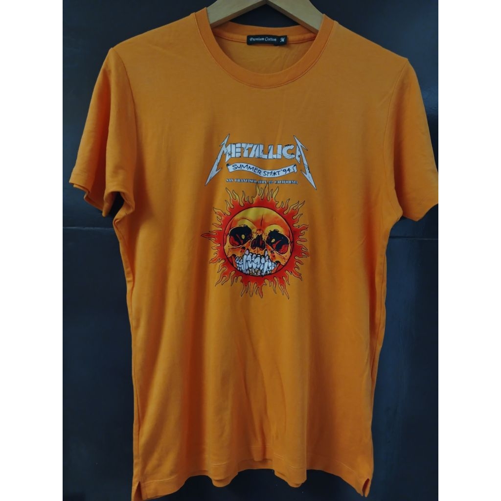 kaos tebal adem Metallica UNIQLO