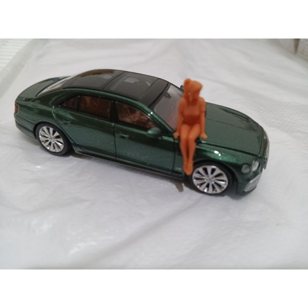 mini GT Bentley flying spur Verdant.