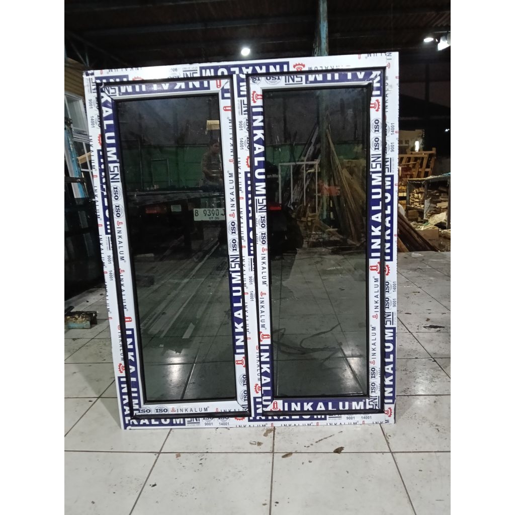 jendela aluminium jungkit 2 daun bukaan dorong ke atas kusen 3inc merek inkalum.