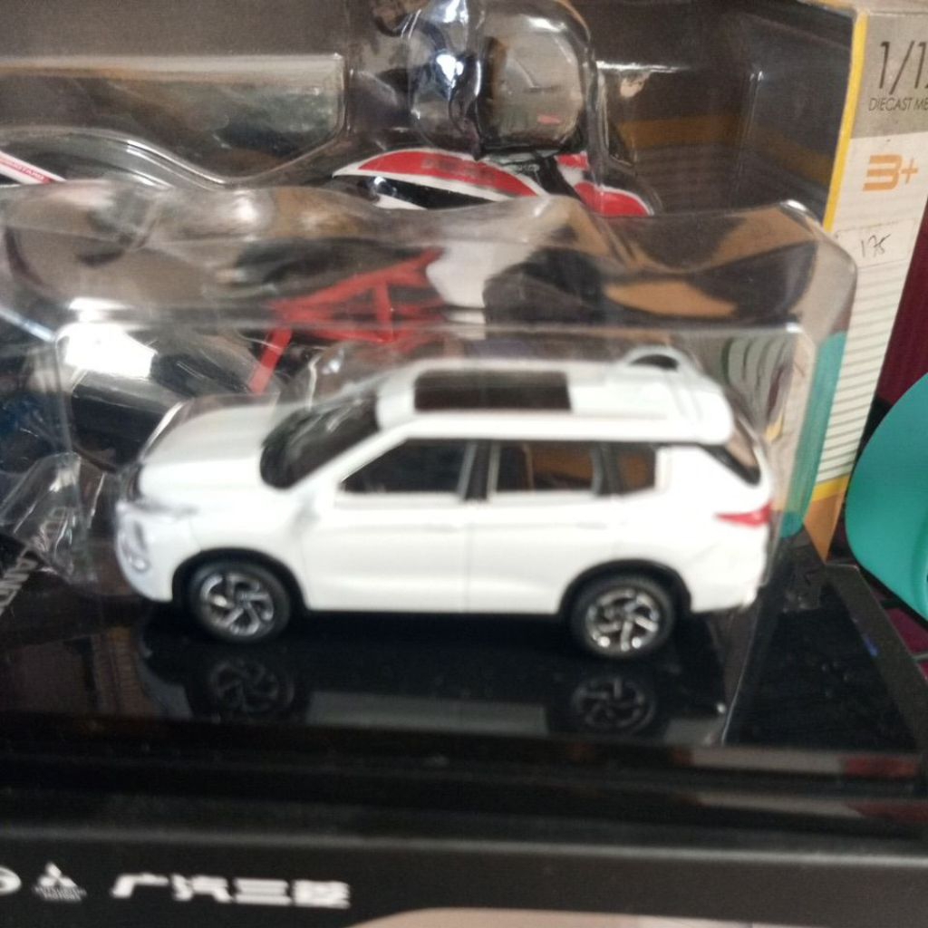 Diecast Miniatur Mobil Mitsubishi Outlander 1:64 putih