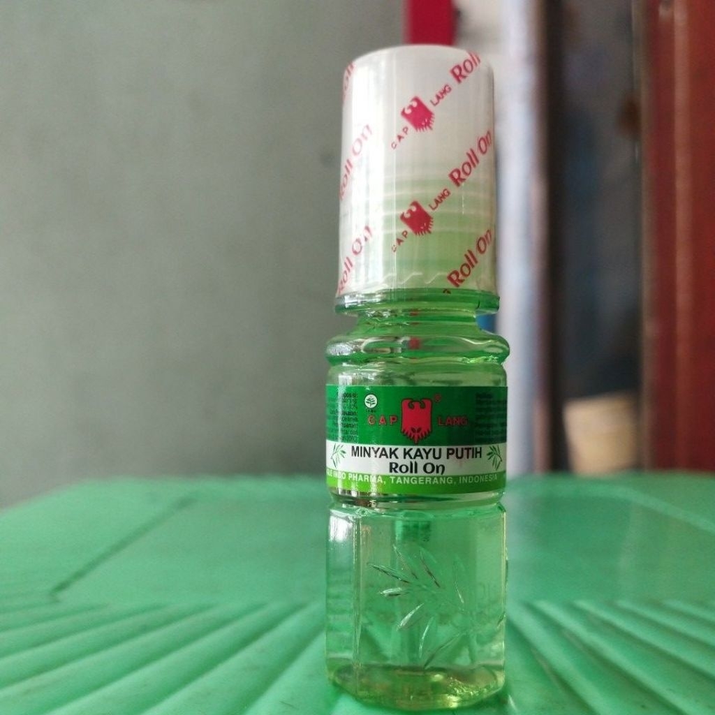 Minyak kayu putih roll on