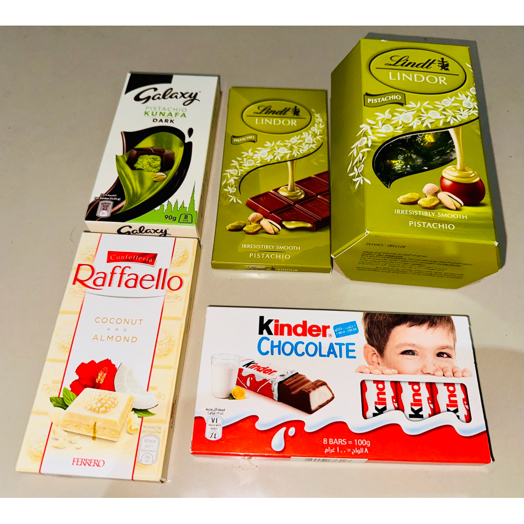 aneka cokelat asli dari dubai ( Lindt pistachio, raffaello, galaxy pistachio, kinder chocolate )