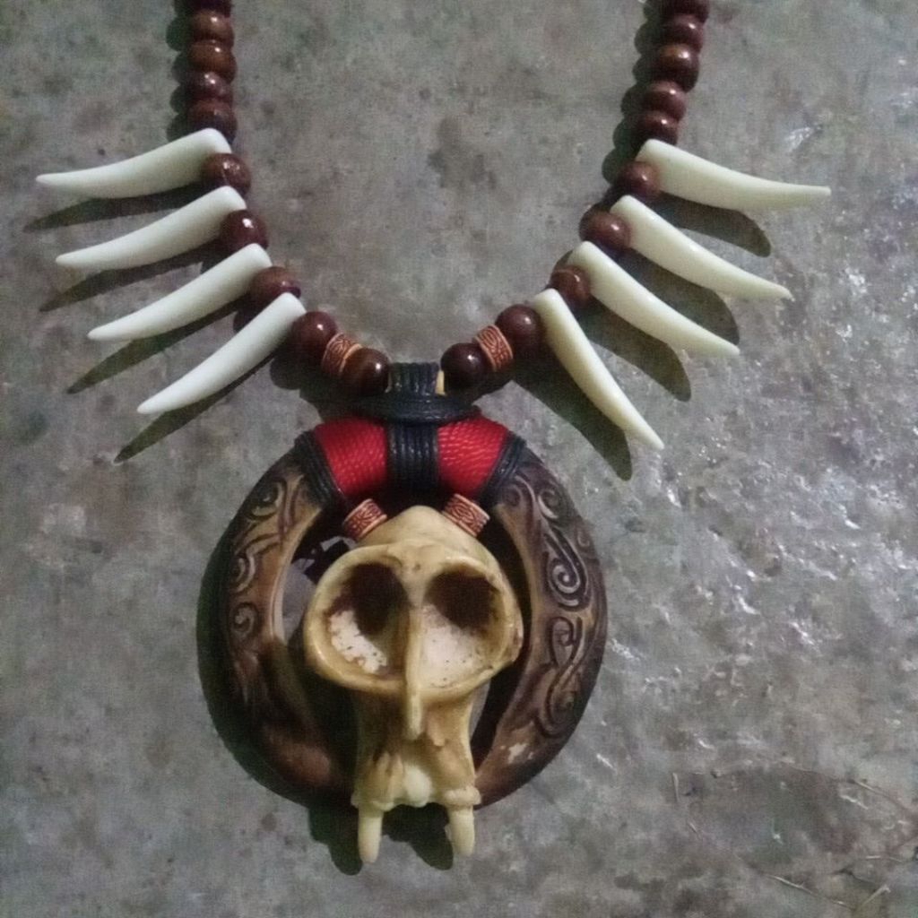 kalung taring babi ukir variasi