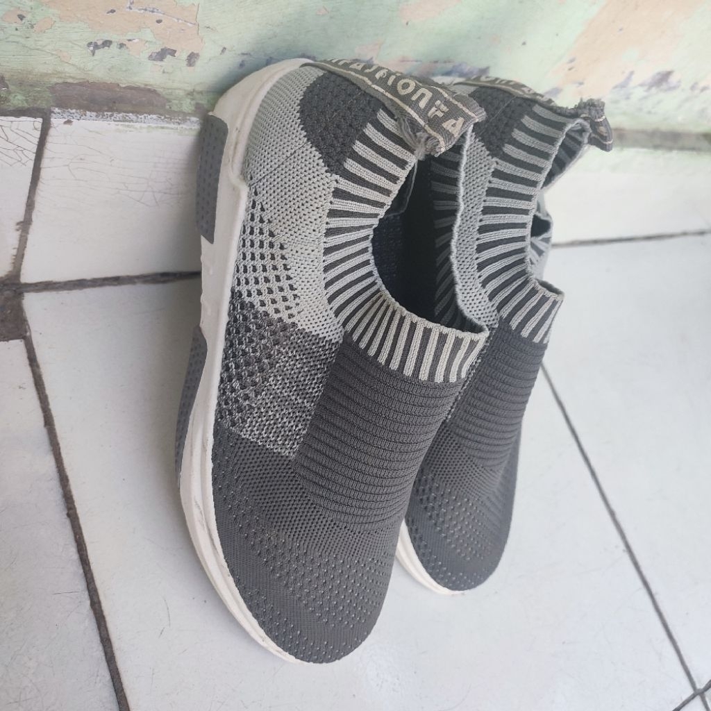 [Preloved] Sepatu Sneakers Wanita tanpa tali