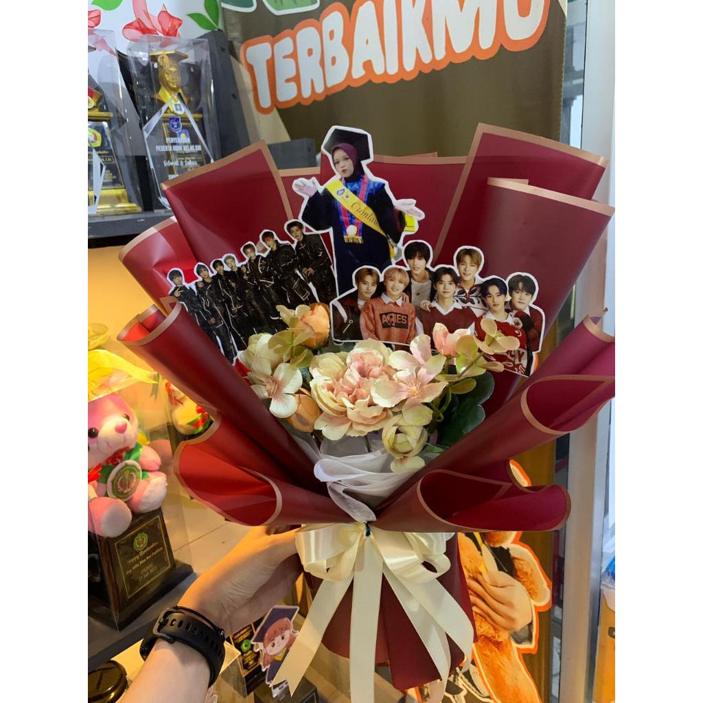 Buket Bunga Boneka Wisuda Custom Foto Idol