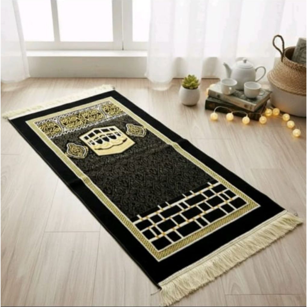 Sajadah Turki Tebal Empuk Kiswah Hitam Premium 55x105cm | Sejadah Ukuran Sedang Ringan & Elegan