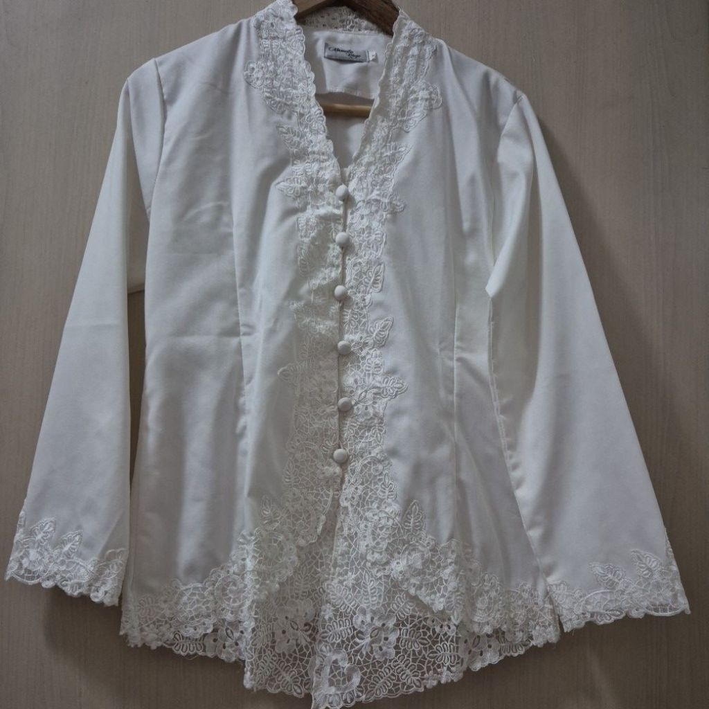 Atasan Kebaya Putih lengan panjang