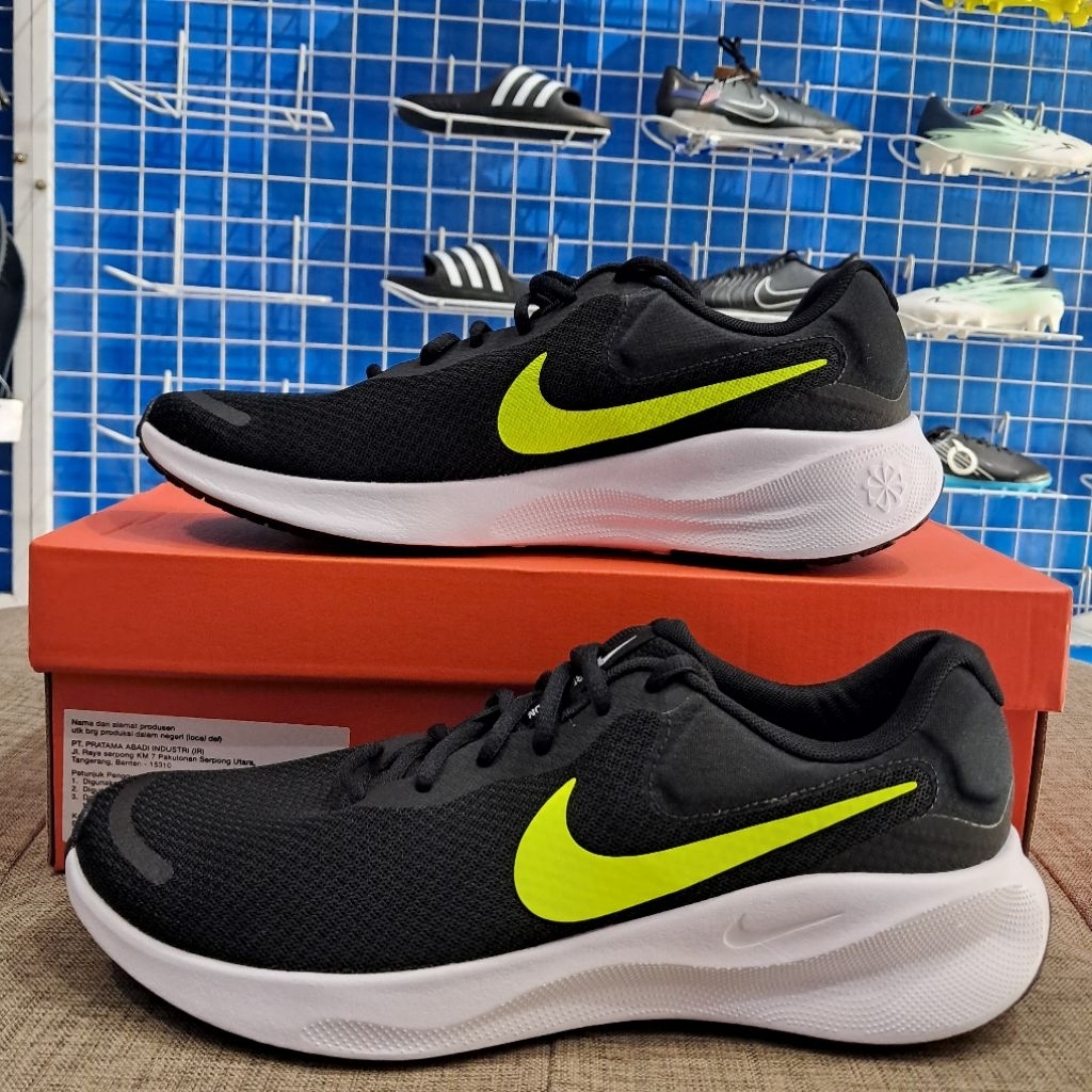 Sepatu Running Nike Revolution 7