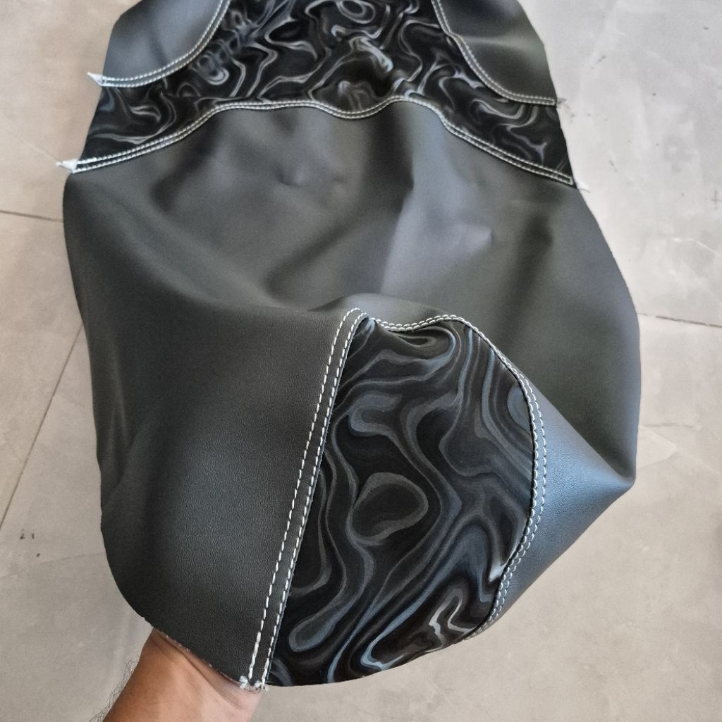 COVER JOK MOTOR MATIC VARIASI KAIN HALUS DAN ABSTRAK