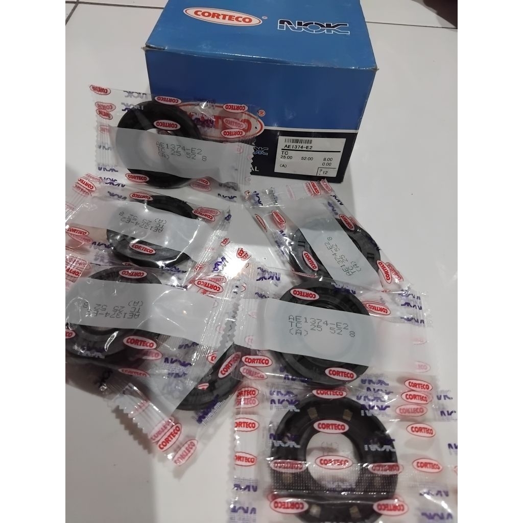 OIL SEAL NOK 25X52X8 / SEAL 25X52X8 MERK NOK / OIL SEAL 25X52X8 NOK