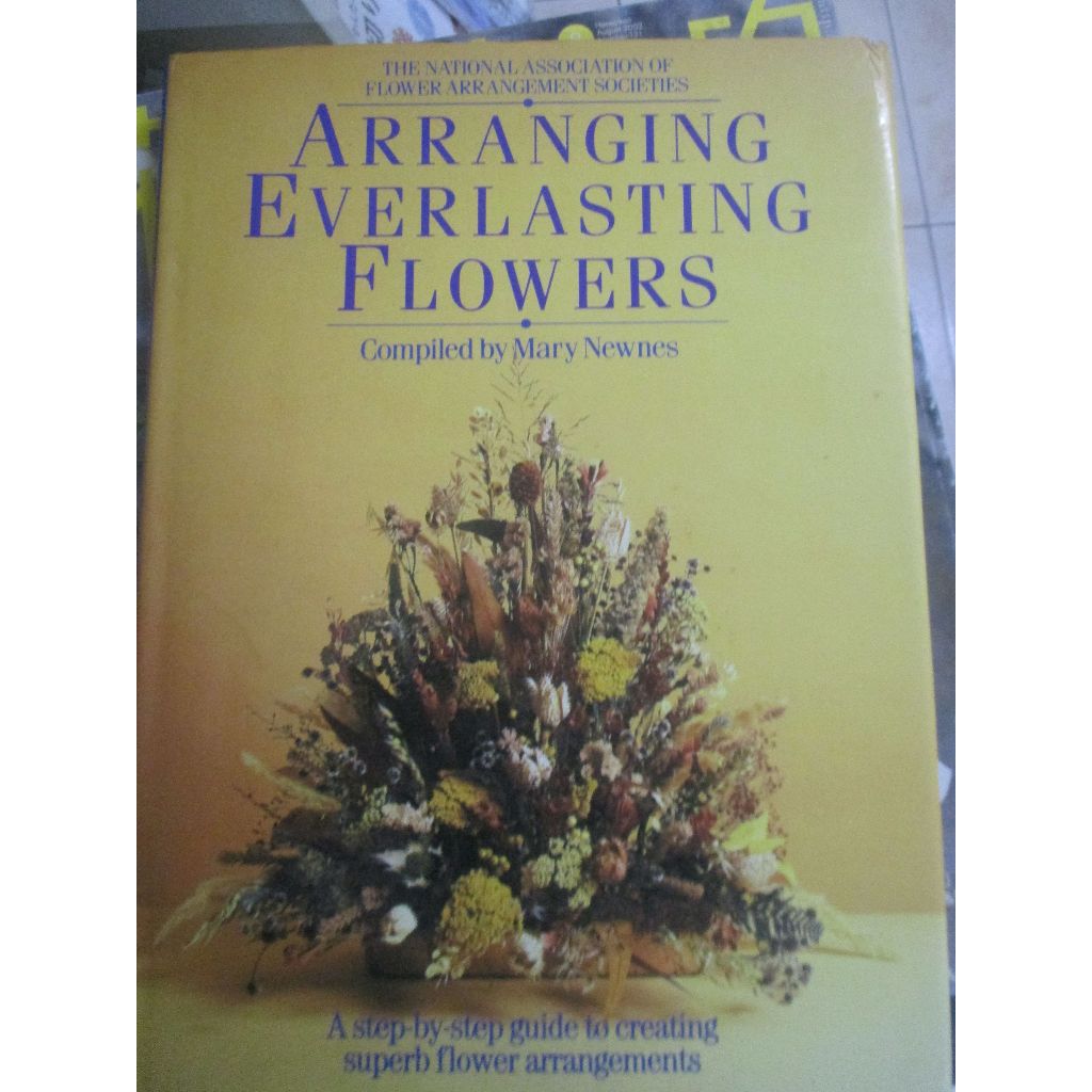 Arranging Everlasting Flowers. A step by step guide to creating superb flower arrangements