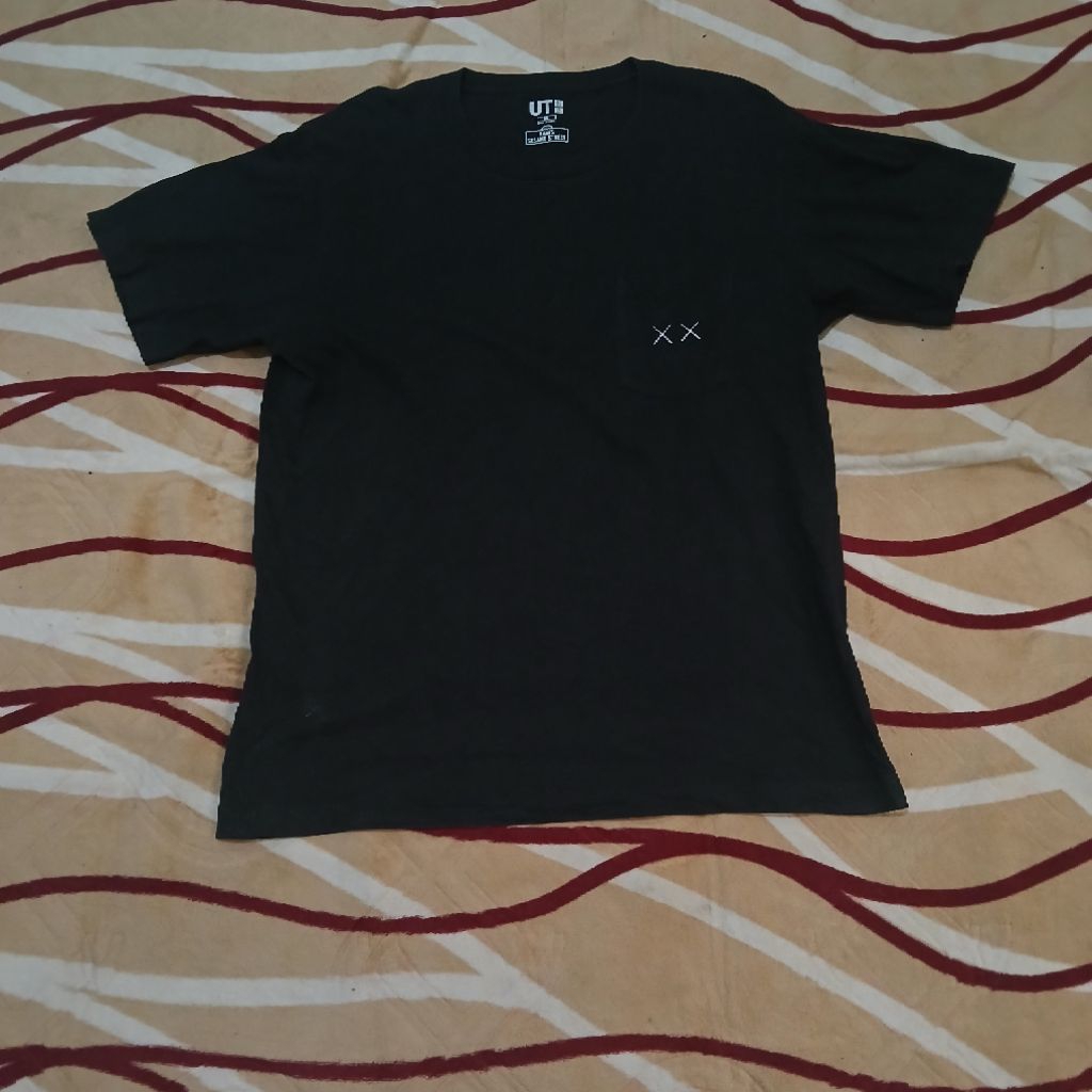 Kaos Uniqlo Kaws X Sesame Street