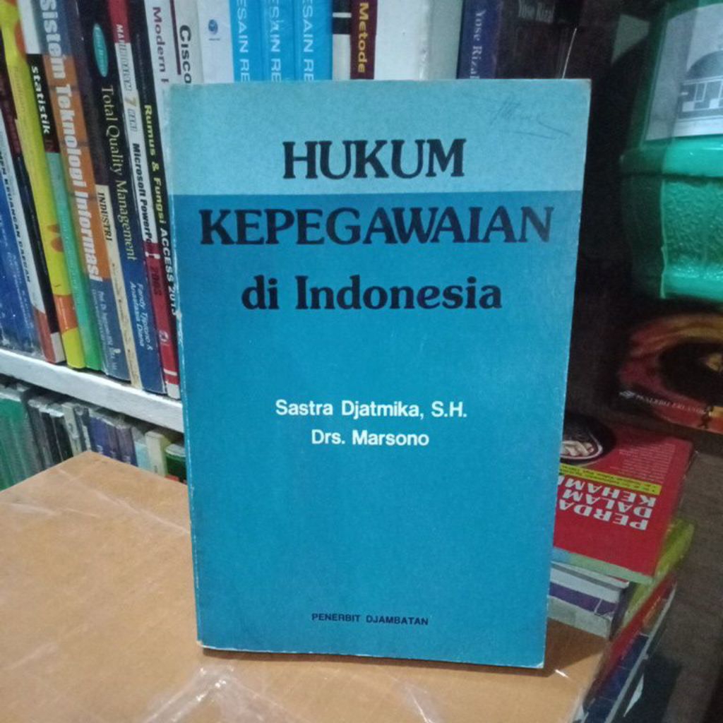 Buku bekas hukum kepegawaian Indonesia - sastra djatmika s.H