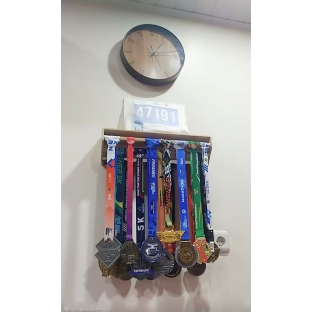 Tecnic_Capital Rak Gantungan Medali Piala /Rak Piala/ Gantungan Dinding Kayu Mahoni Serbaguna